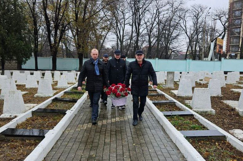 Сотрудники Госжилинспекции РД возложили цветы к мемориалу советских воинов